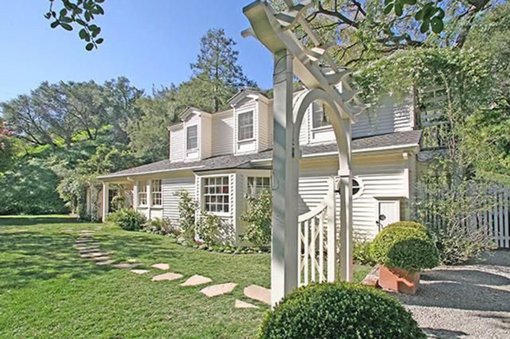 Taylor Swift's former Beverly Hills bungalow she sold in 2018. 