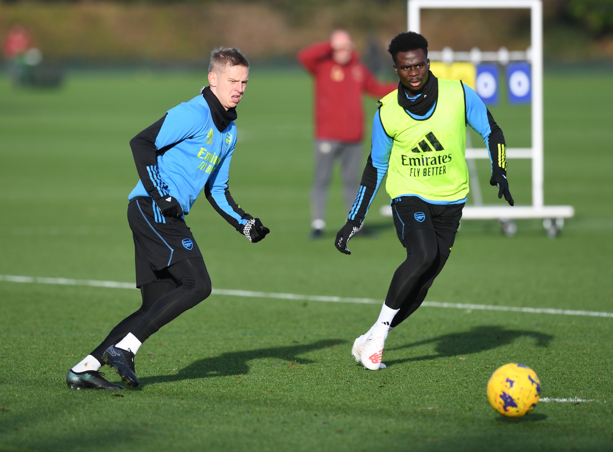 May be an image of 3 people, people playing football, people playing American football, studded shoes and text that says "1 Emirates FLY BETTER"