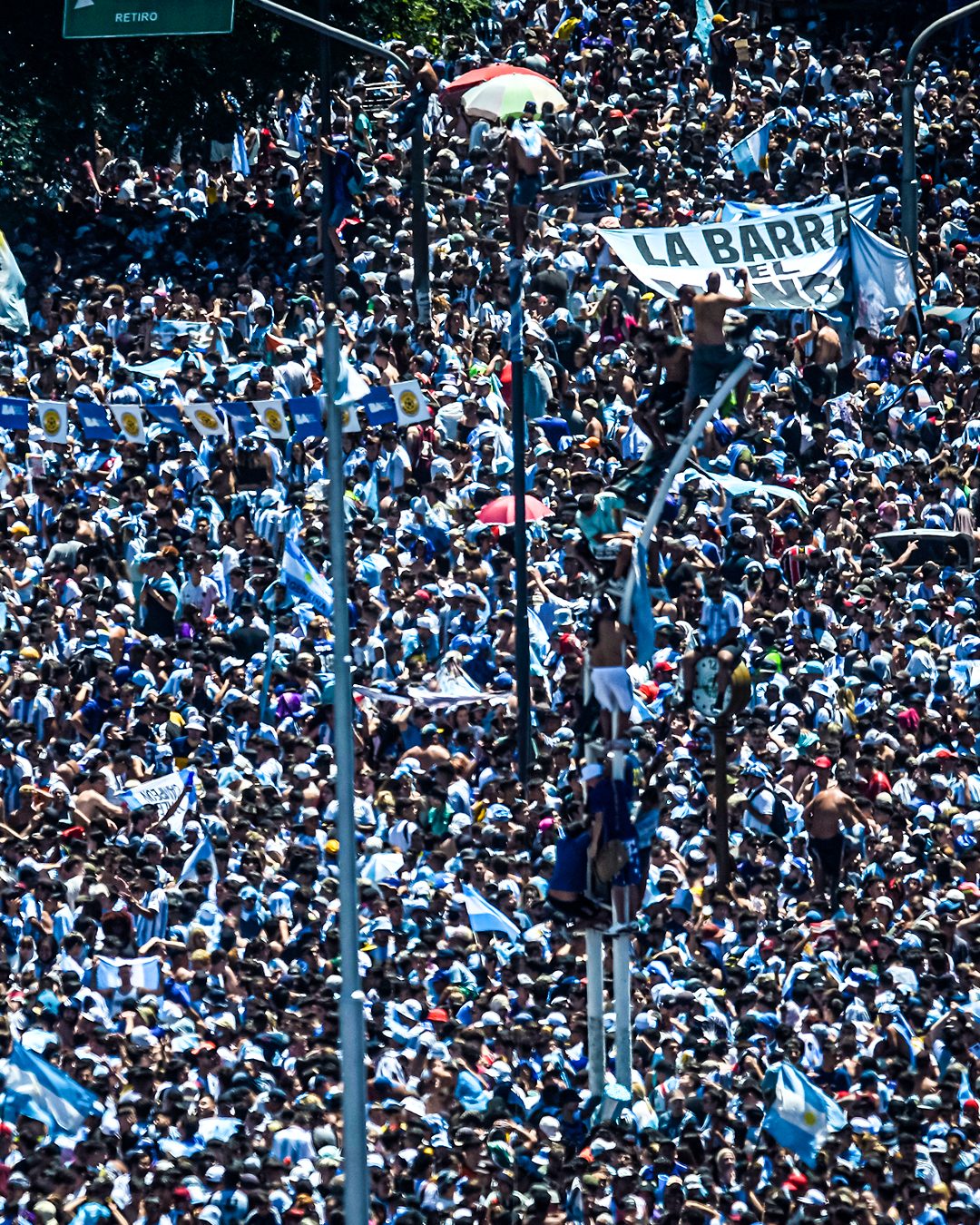 May be an image of crowd and text that says "RETIRO LABARR LA"