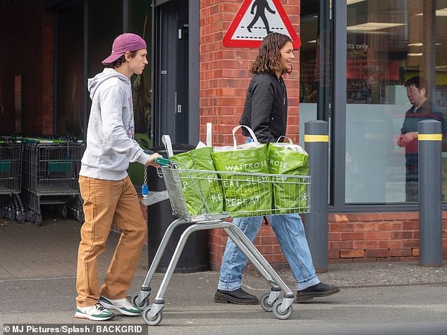 Tom Holland and Zendaya are a picture of domestic bliss on sweet  supermarket trip in London | Daily Mail Online