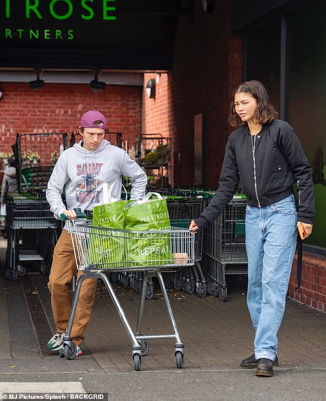 Tom Holland and Zendaya are a picture of domestic bliss on sweet  supermarket trip in London | Daily Mail Online