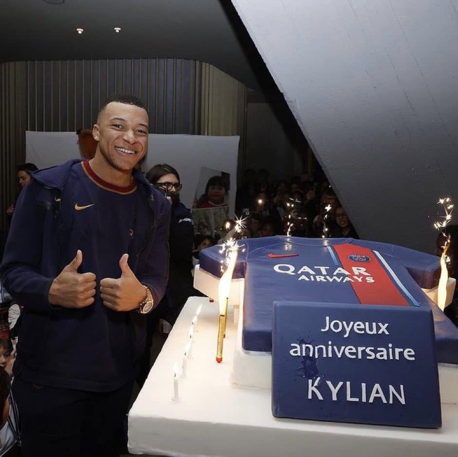 May be an image of 3 people, people playing football and text that says '2S RATAR Joyeux anniversaire KYLIAN'