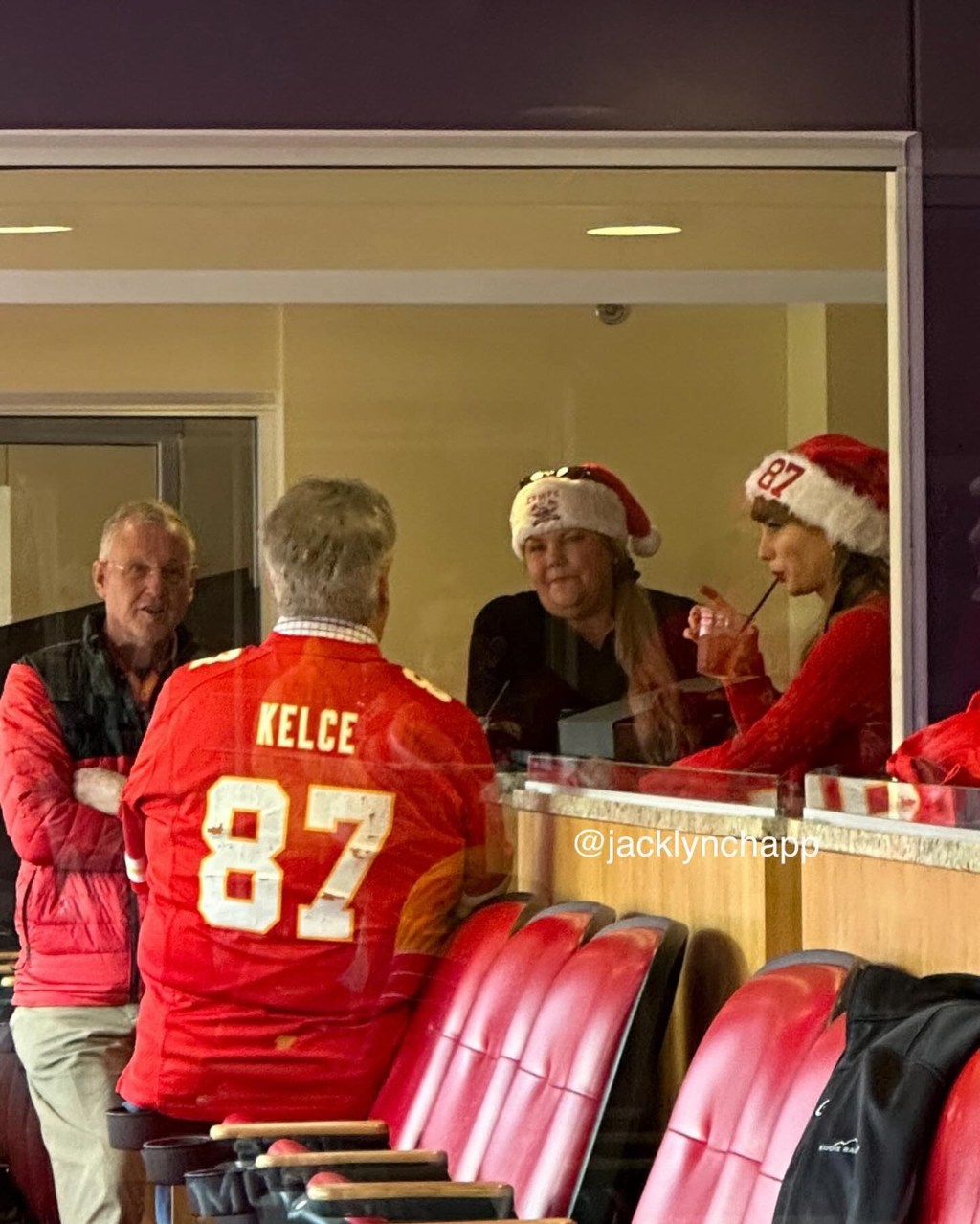 Taylor swift with her parents and ed kelce.