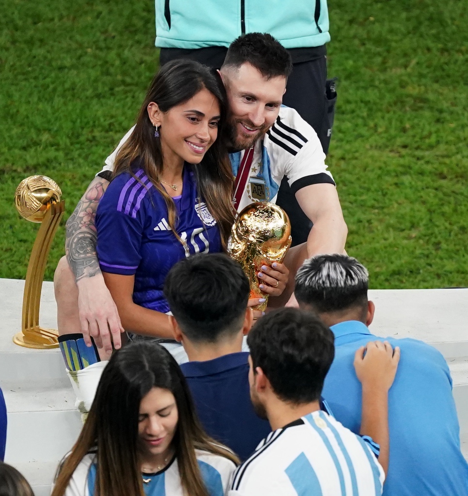 Lionel Messi, Antonella Roccuzzo, FIFA World Cup, World Cup, Argentina, Qatar, soccer, Louis Vuitton, sneakers, pink sneakers 