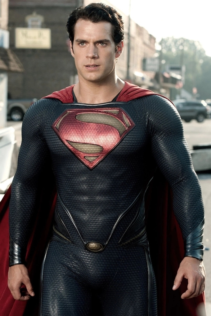 Henry Cavill khoác áo choàng đỏ, hóa thân Superman đã trở thành một biểu tượng của phim siêu anh hùng. Ảnh: Warner Bros