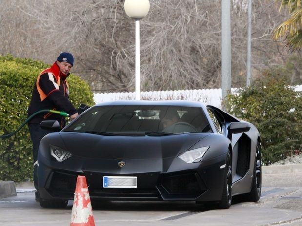 Cristiano Ronaldo compra Lamborghini; veja carros dos famosos | Cristiano  ronaldo, Ronaldo, Lamborghini