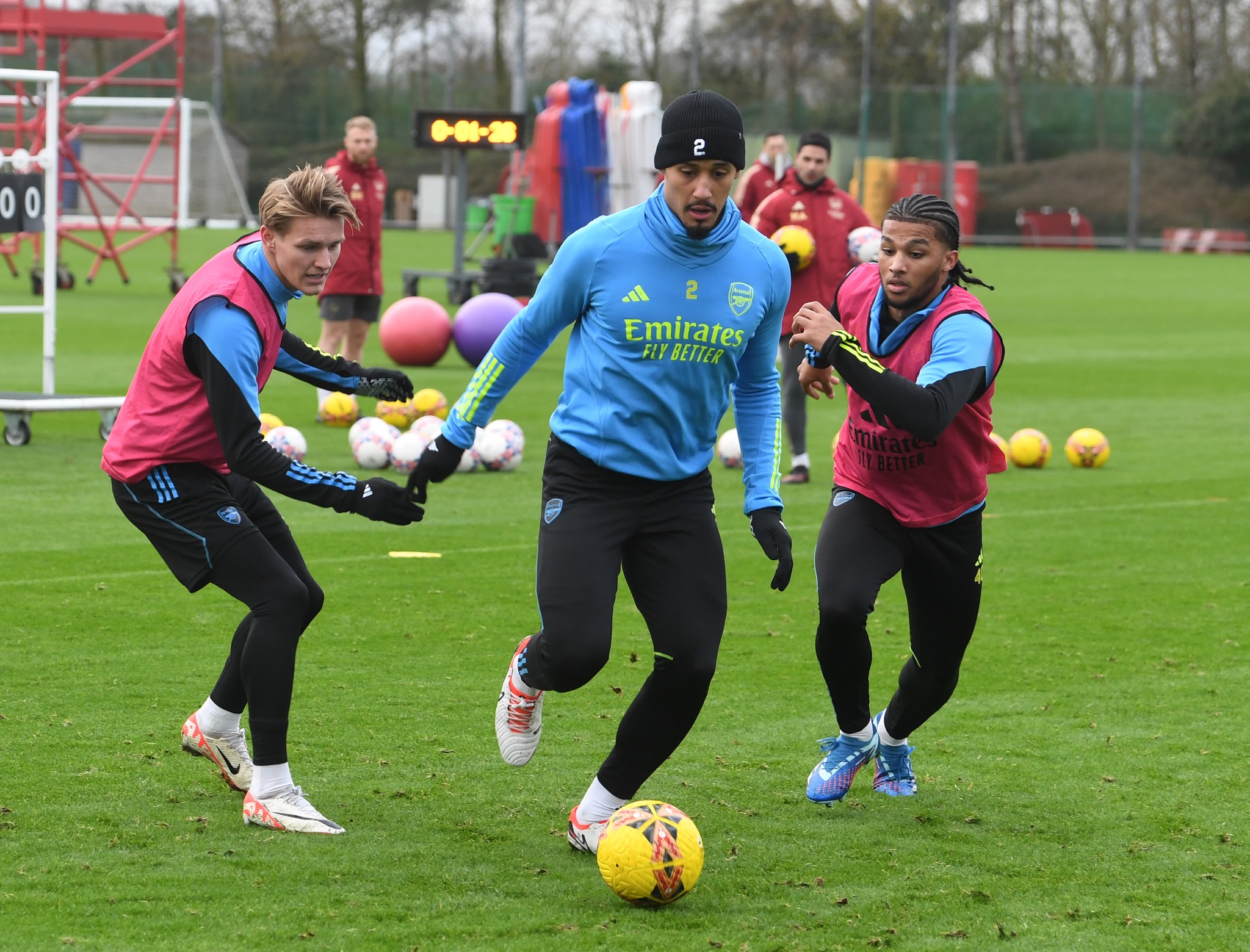 May be an image of 4 people, people playing soccer, people playing football, cleats and text that says '2 2 Emirates FLY BETTER'