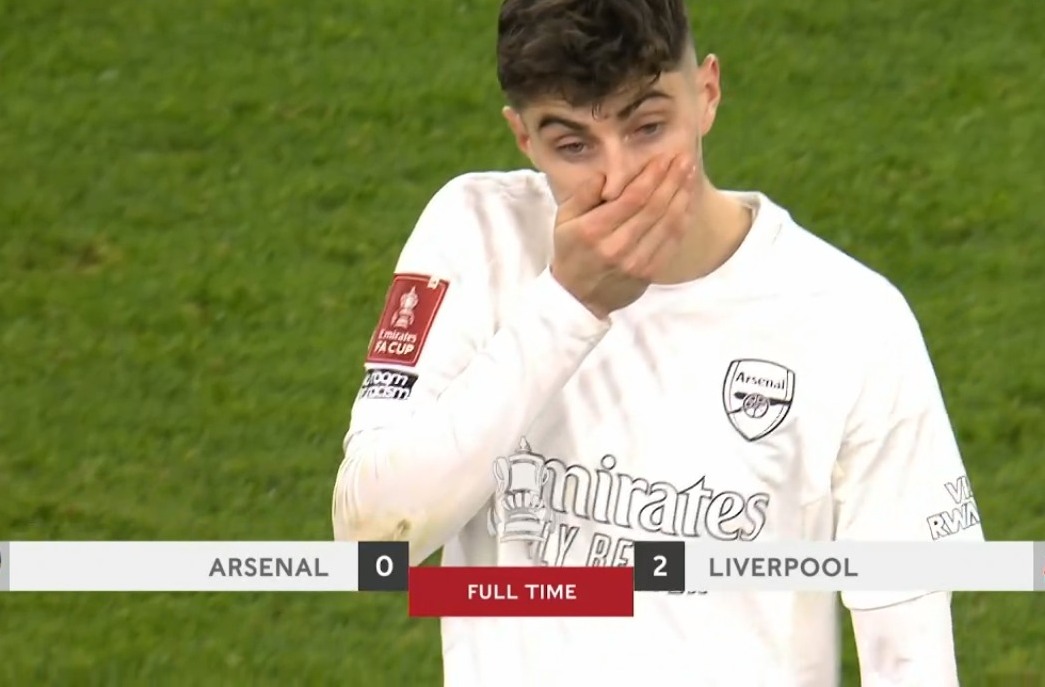 May be an image of 1 person, playing American football, playing football and text that says "Emirates FACUP 10Om Arsenal ARSENAL mirates RG 2 LIVERPOOL FULL TIME RWA"