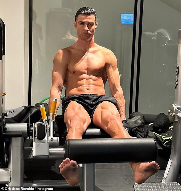 Cristiano Ronaldo shows off his ripped physique as he hits the gym for a  post-Christmas workout | Daily Mail Online