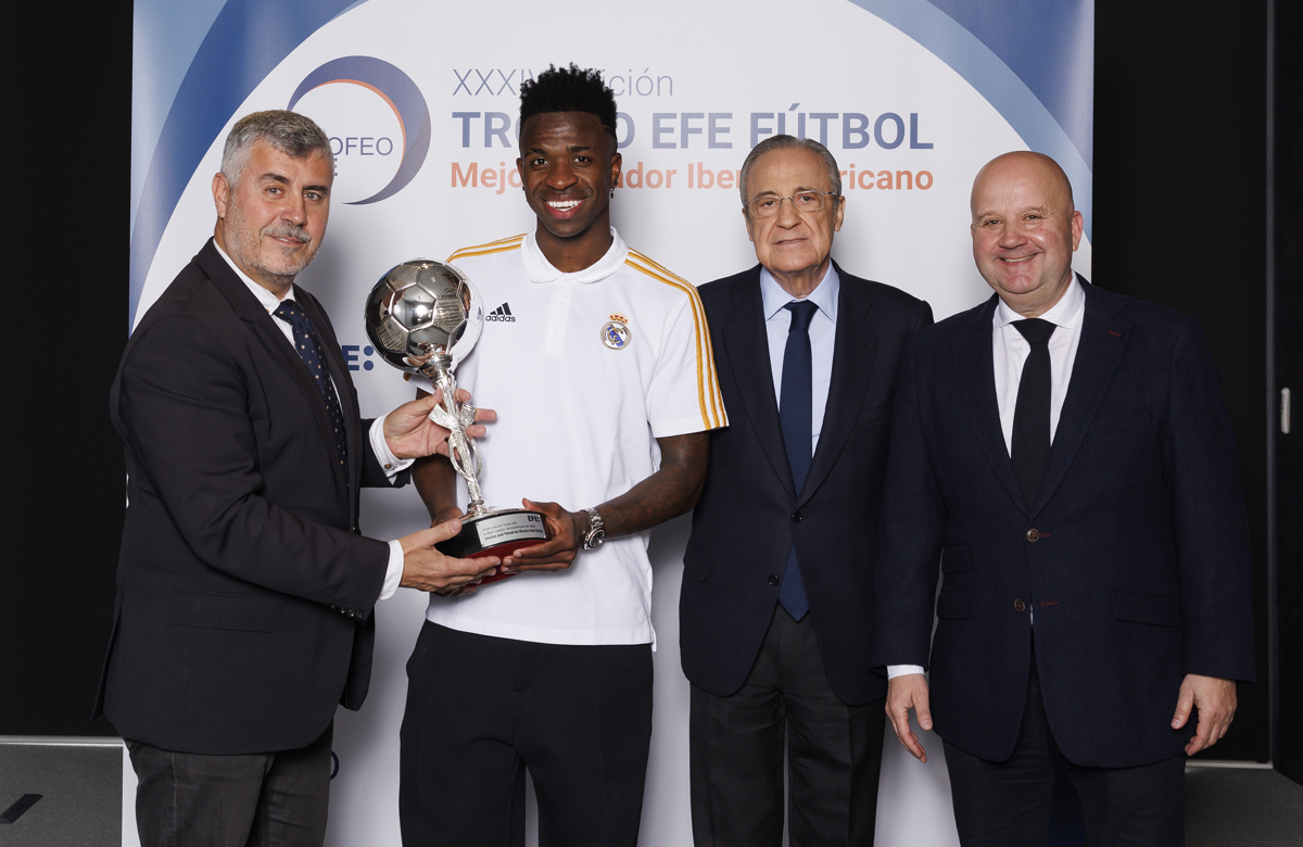 Vinícius recibe el Trofeo EFE a mejor jugador iberoamericano del 2023 - El  Carabobeño