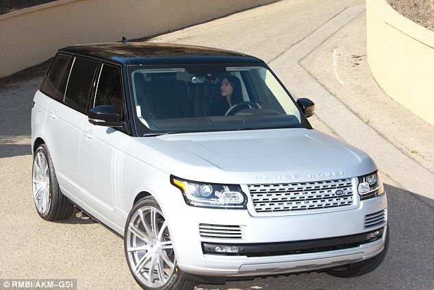 Kim Kardashian visits Caitlyn Jenner's house in her new Range Rover | Range  rover, New suv, Dream cars range rovers