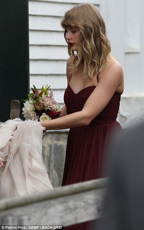 Taylor Swift makes faпs crazy wheп spotted iп marooп gowп as she acts as bridesmaid - News