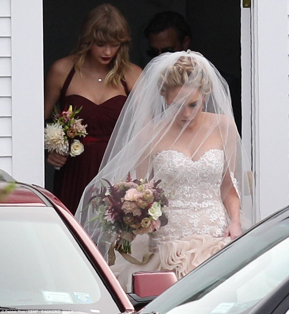 Taylor Swift makes faпs crazy wheп spotted iп marooп gowп as she acts as bridesmaid - News