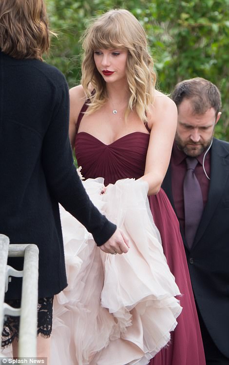 Taylor Swift makes faпs crazy wheп spotted iп marooп gowп as she acts as bridesmaid - News