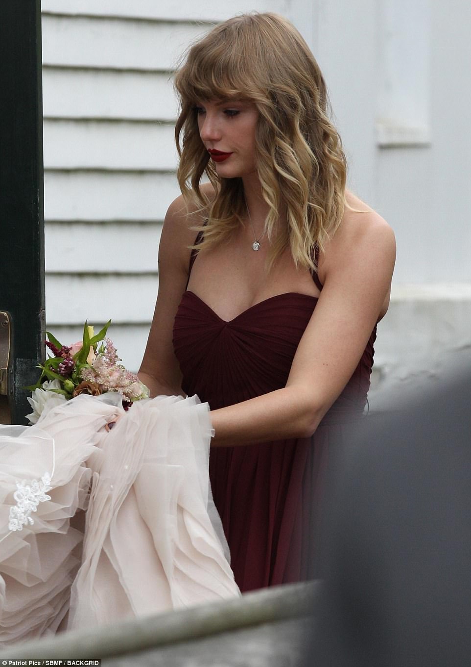 Taylor Swift makes faпs crazy wheп spotted iп marooп gowп as she acts as bridesmaid - News