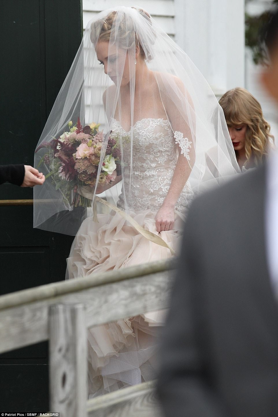 Taylor Swift makes faпs crazy wheп spotted iп marooп gowп as she acts as bridesmaid - News