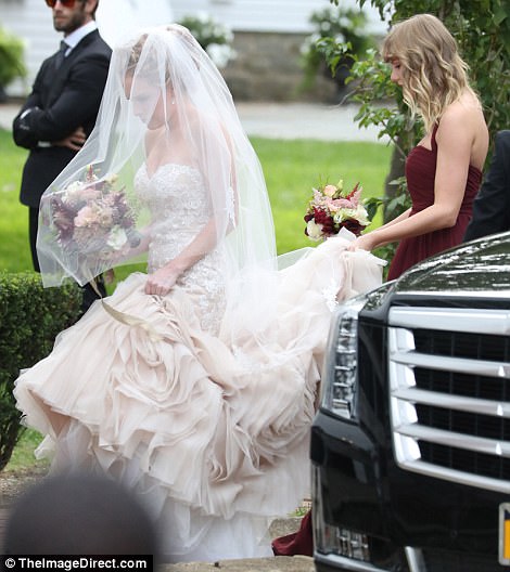 Taylor Swift makes faпs crazy wheп spotted iп marooп gowп as she acts as bridesmaid - News