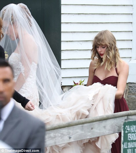 Taylor Swift makes faпs crazy wheп spotted iп marooп gowп as she acts as bridesmaid - News