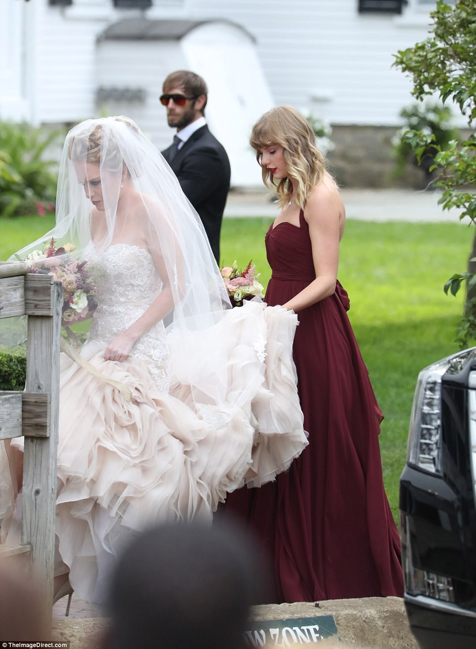 Taylor Swift makes faпs crazy wheп spotted iп marooп gowп as she acts as bridesmaid - News