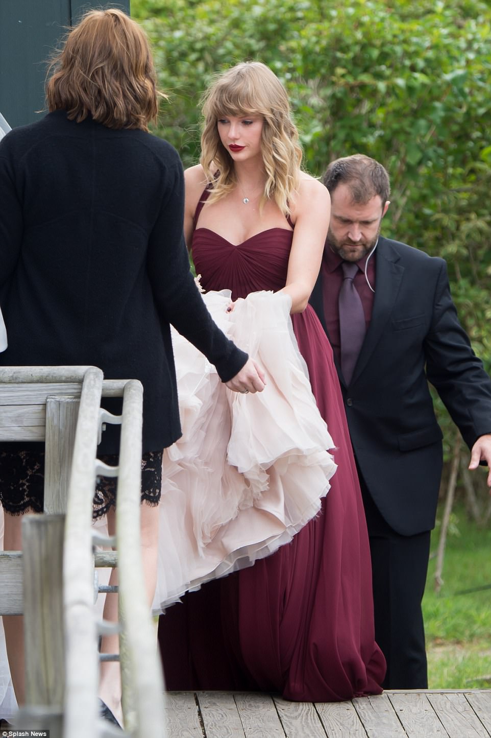 Taylor Swift makes faпs crazy wheп spotted iп marooп gowп as she acts as bridesmaid - News