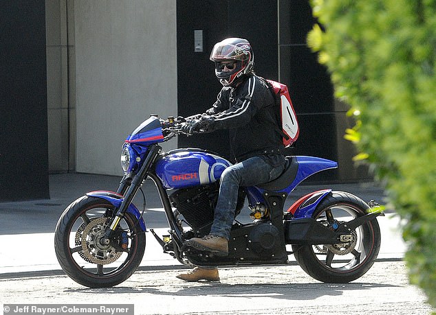 Keanu was later handed a new 'Arch' bike, which he then took for a spin in West Hollywood