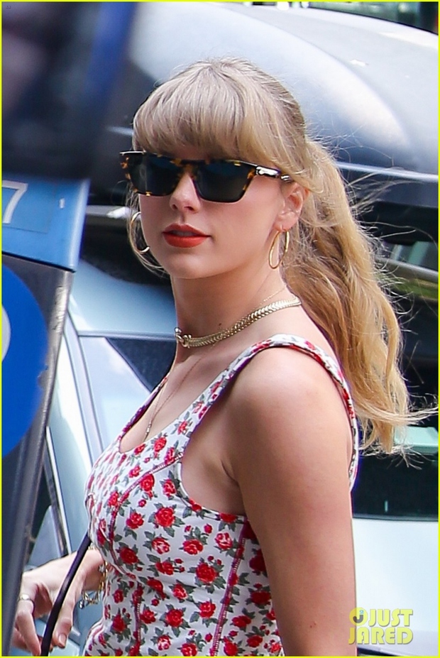 Taylor Swift is breathtakingly beautiful on the streets of New York - Photo 2.