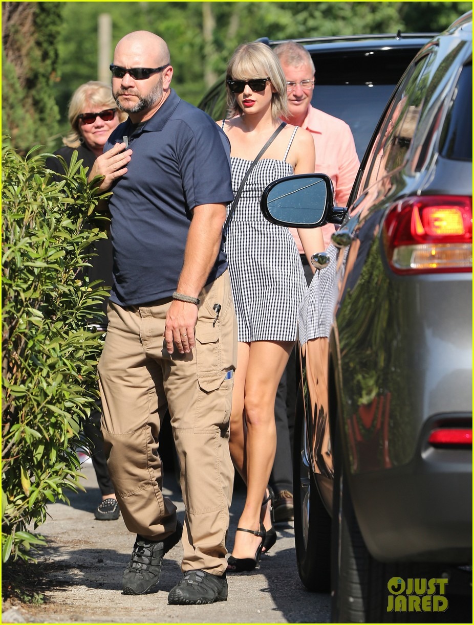 Taylor Swift spends some quality time with her parents while going out for dinner together in Nashville