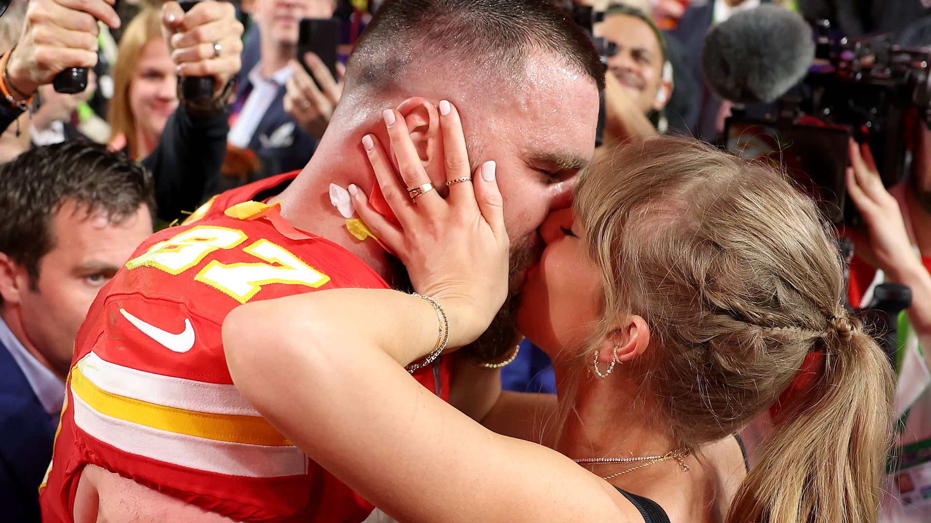 LAS VEGAS, NEVADA - FEBRUARY 11: Travis Kelce #87 of the Kansas City Chiefs kisses Taylor Swift after defeating the San Francisco 49ers 2 during Super Bowl LVIII at Allegiant Stadium on February 11, 2024 in Las Vegas, Nevada. (Photo by Ezra Shaw/Getty Images)