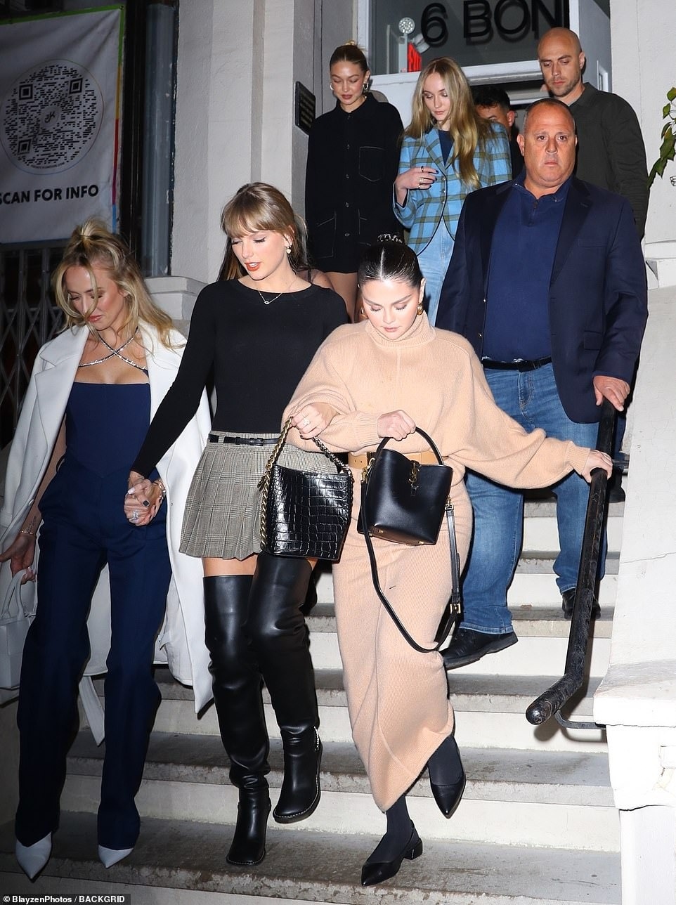 Selena Gomez appears close to Taylor Swift after threatening to delete Instagram - Photo 1.