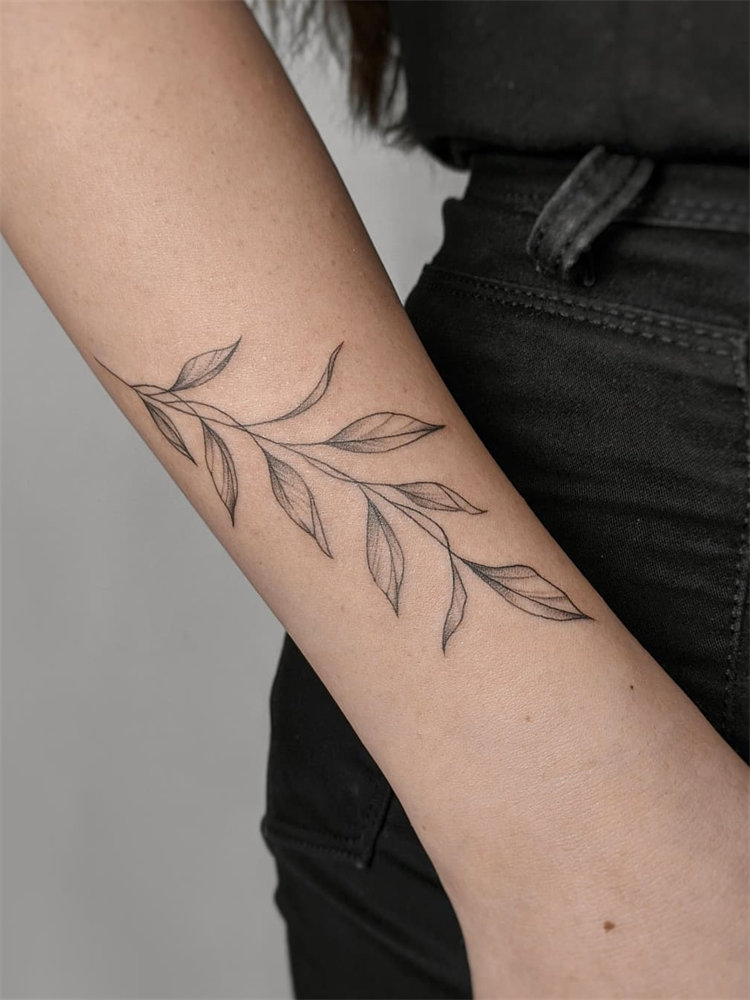 30 Leaf Tattoos Ideas for Women that Celebrate the Fall