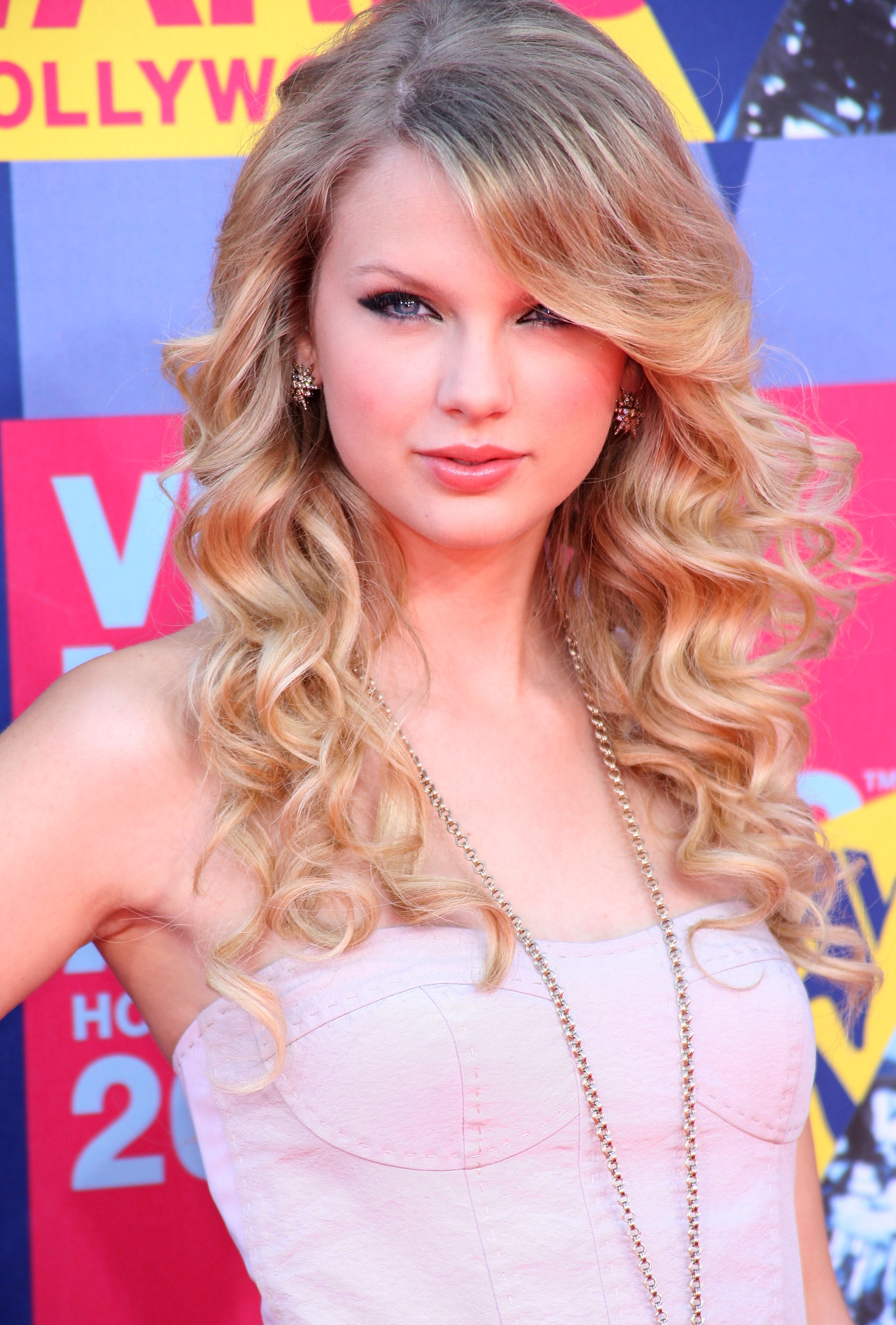 Taylor Swift's First VMAs Outfit In 2008 Was Typical Prom Dress Fare, But  She's Come A Long Way