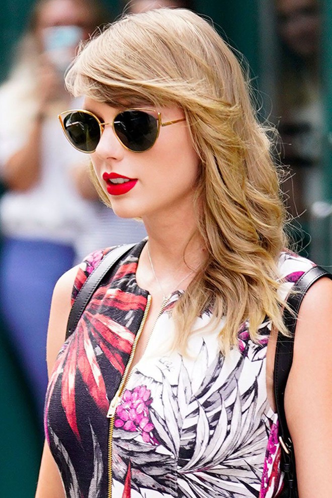 Looking at Taylor Swift's latest street style, you will see: even if the dress is simple, a girl only needs to wear red lipstick to have absolute charisma - Photo 5.