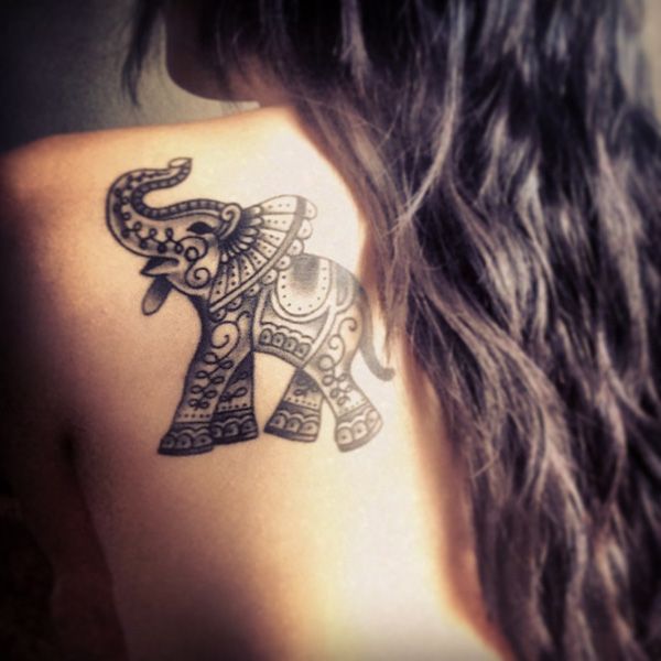 Ảnh tattoo with voi sau vai nữ