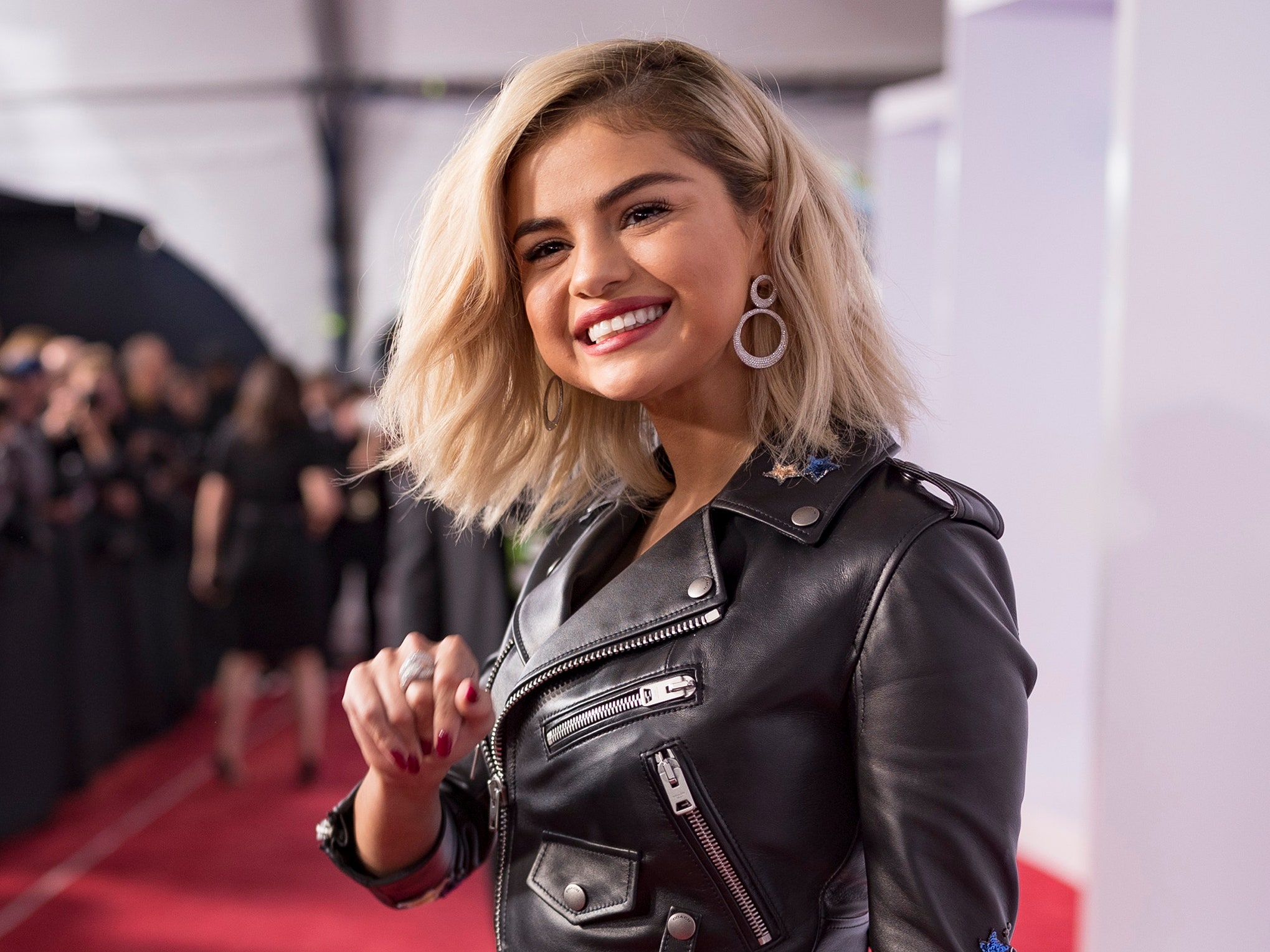 Selena Gomez Is Going To Keep Her Blonde Hair | Teen Vogue