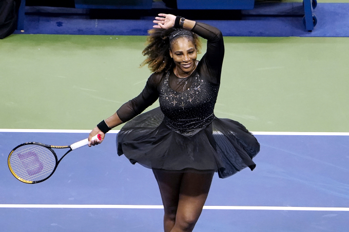 Serena Williams diện trang phục đính pha lê lấy cảm hứng bầu trời đêm đầy sao. Ảnh: AFP