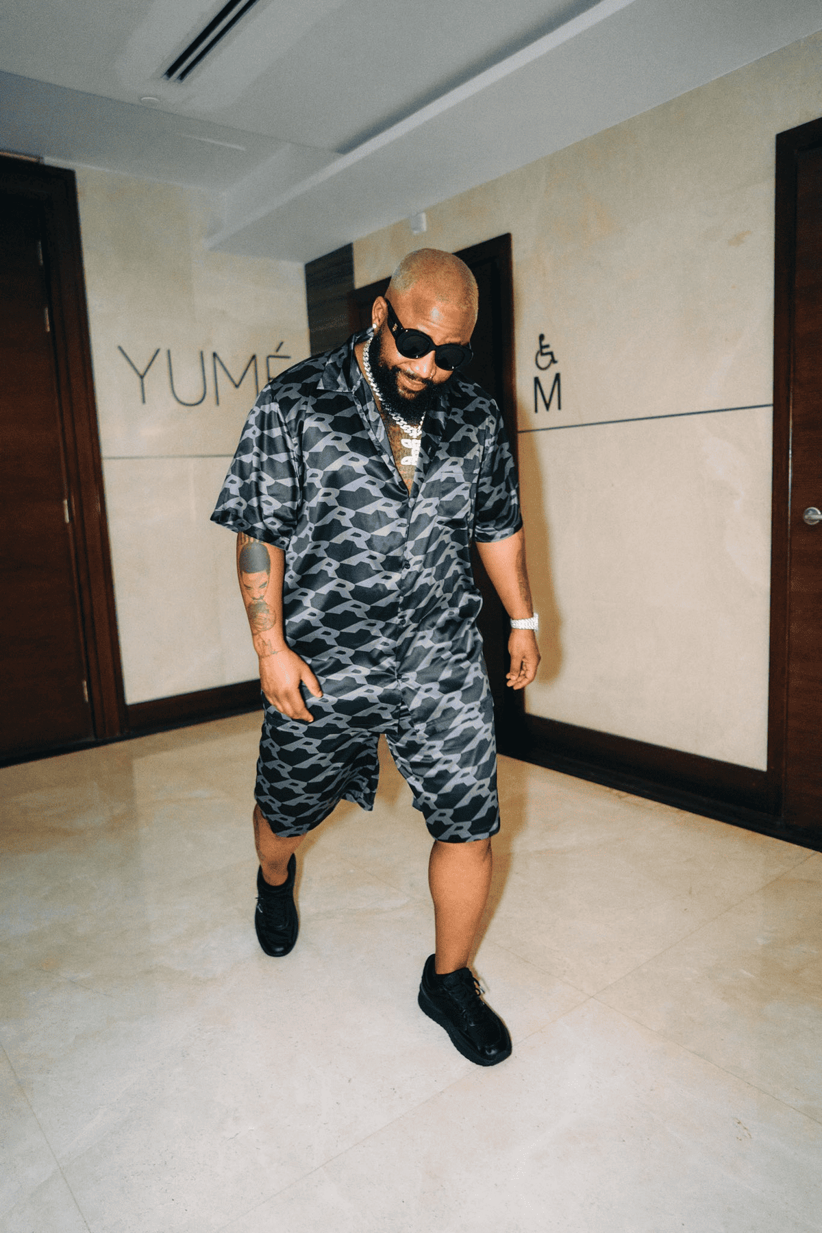 Cassper Nyovest rocking his black and grey outfit. Picture: X@CassperNyovest