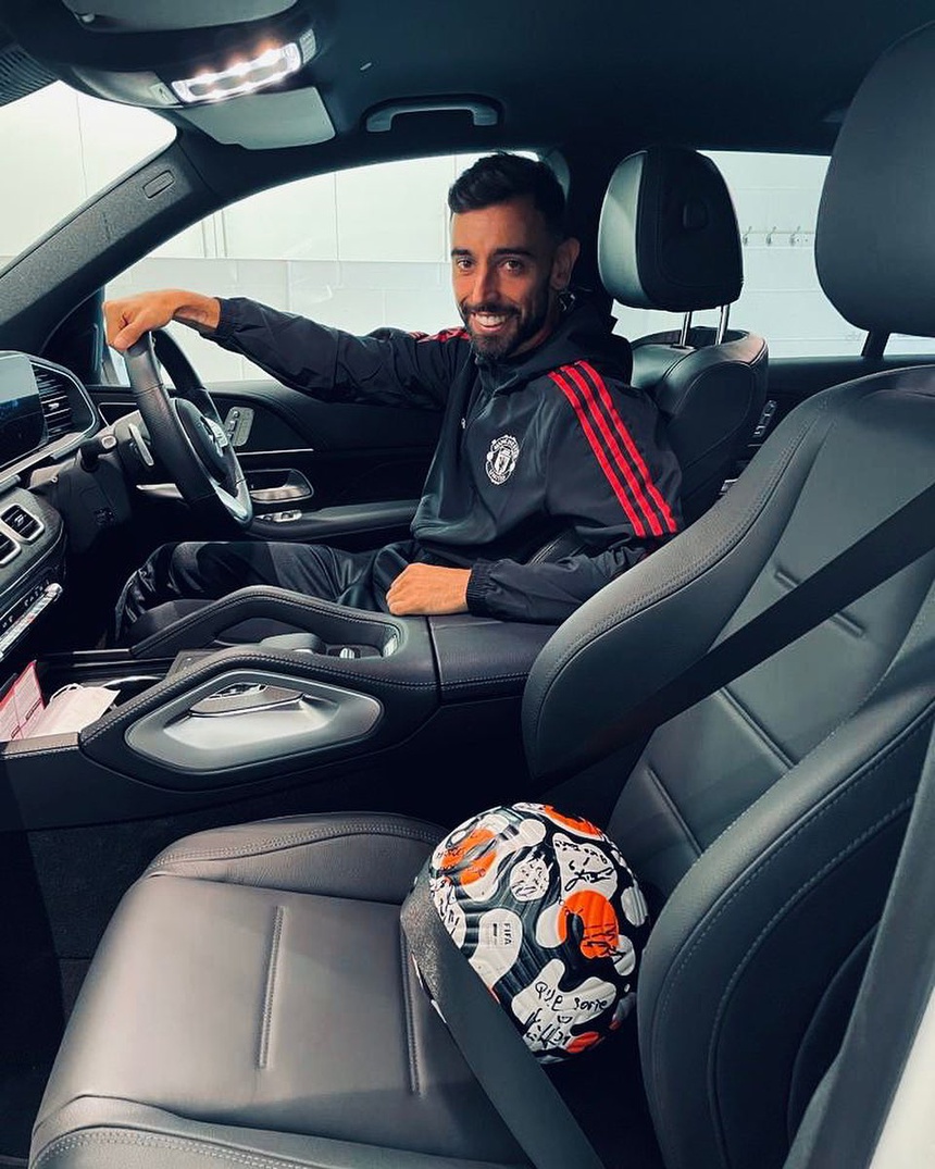 Bruno Fernandes cầm lái chiếc GLE chở quả bóng đặc biệt về nhà