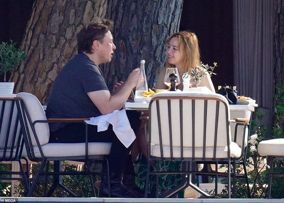 Revealing the hot 9X beauty dating billionaire Elon Musk - 1