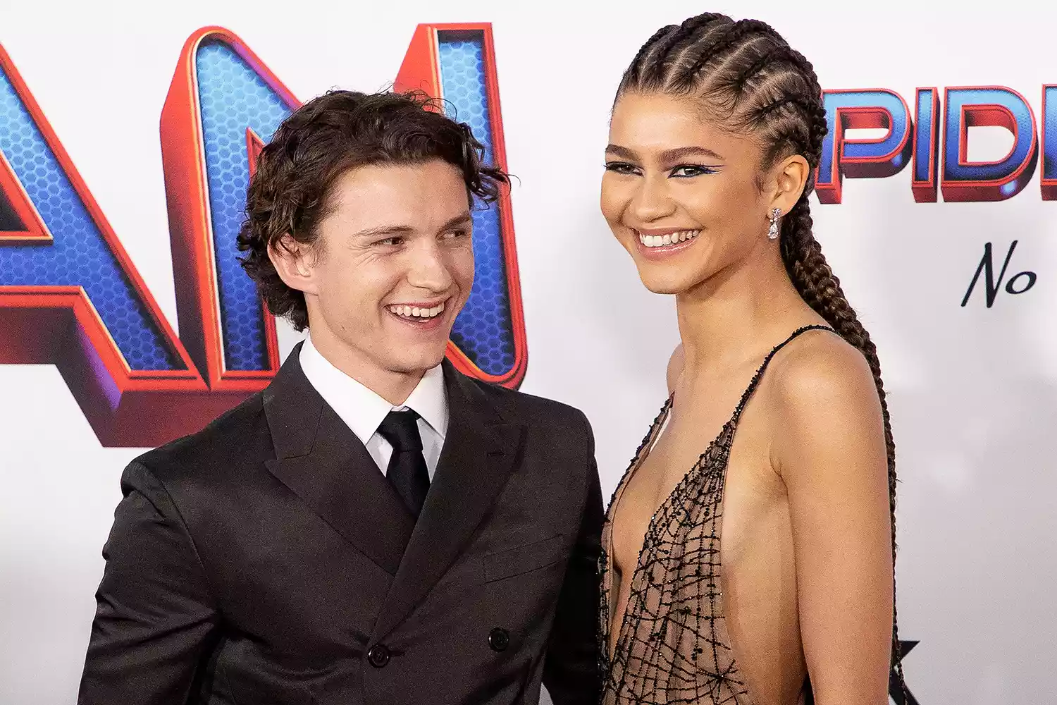 LOS ANGELES, CALIFORNIA - DECEMBER 13: (L-R) Tom Holland and Zendaya attendsthe Los Angeles premiere of Sony Pictures' 'Spider-Man: No Way Home' on December 13, 2021